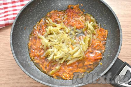 Солёный огурец натираем на крупной тёрке, добавляем к овощам, протушившимся в томате, вливаем огуречный рассол, перемешиваем, доводим до кипения и тушим минуты 3 на минимальном огне.