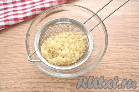 Затем выкладываем в кастрюлю промытый рис, даём закипеть и варим минут 15 на небольшом огне.