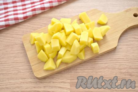 Наливаем в кастрюлю 1,5 литра воды и доводим её до кипения на сильном огне. Очищаем маленькую морковку, половину луковицы и картошку. В закипевшую воду кладём картошины, нарезанные на средние кубики, даём закипеть, а после этого варим на небольшом огне 5 минут.