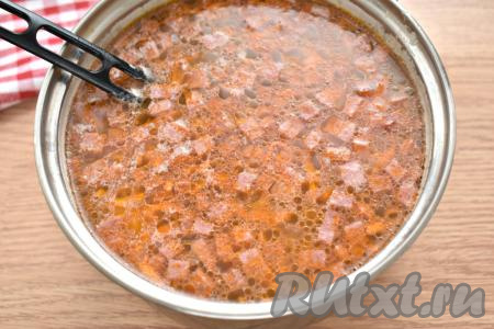 Когда картошка с рисом будут практически готовы, добавляем в кастрюлю содержимое сковороды, перемешиваем рассольник, доводим до кипения, если нужно, досаливаем и провариваем минут 5-6 на небольшом огне.