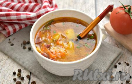 Рассольник, приготовленный с рисом и колбасой, получается аппетитным и ароматным, он прекрасно насытит и порадует отменным вкусом!