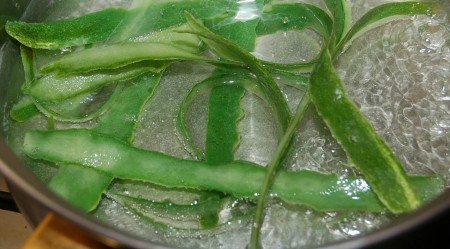 Поставить ковшик с водой на огонь, довести воду до кипения, опустить в кипящую воду кожуру огурца ровно на 30 секунд (не больше!).