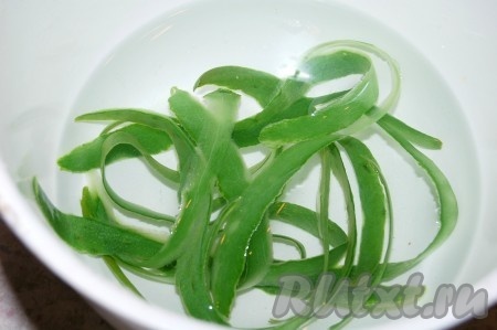 Через 30 секунд вытащить кожуру из кипятка и опустить в ледяную воду.