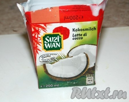 Нарезанные огурец и лук положить в ковшик и залить кокосовым молоком.