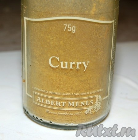 Добавить порошок карри. Перемешать и варить, помешивая, 10 минут, на самом маленьком огоньке.