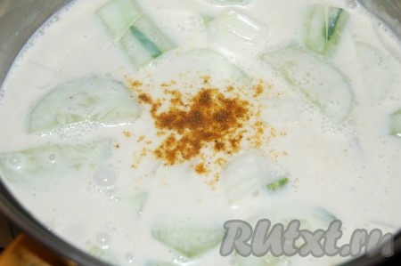 Добавить порошок карри. Перемешать и варить, помешивая, 10 минут на самом маленьком огоньке.