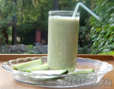 Посолить и поперчить, разлить огуречный суп по стаканам. Не забыть соломинку. Холодный огуречный суп доставит огромное удовольствие в летний зной.