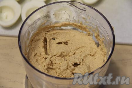 Измельчить печень с желтками и сыром в измельчителе до однородности (если нет измельчителя, можно пробить до однородности погружным блендером).