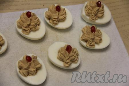 Наполнить получившимся муссом белковые лодочки (или тарталетки). Я выложила мусс в кулинарный мешок с фигурной насадкой и отсадила его в лодочки из белков. Можно намазать мусс на кусочки хлеба, получатся великолепные бутерброды. Перед подачей блюдо можно украсить веточкой укропа или зёрнами граната.