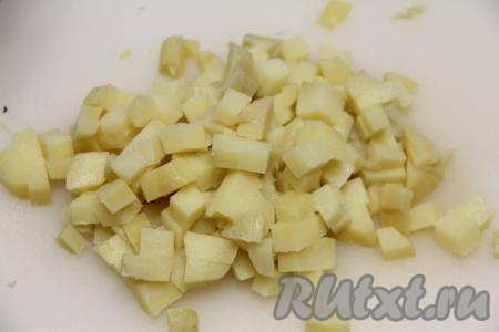 Почистить и нарезать на небольшие кубики картошку.