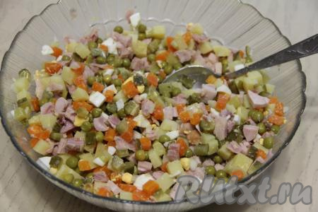 Посолить салат по вкусу и перемешать.