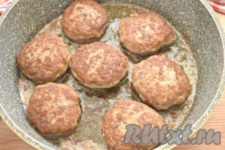 На огне выше среднего жарим котлеты по 5-7 минут с каждой стороны (до румяности).