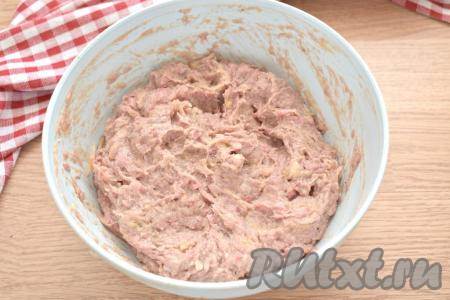 Оставляем фарш на 15 минут при комнатной температуре, чтобы манка немного разбухла.