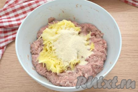 Сюда же всыпаем манную крупу.