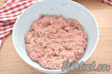 Фарш для приготовления этих котлет можно взять покупной или приготовить в домашних условиях, пропустив кусочки мяса через мясорубку (у меня - свинина и говядина). Перекладываем фарш в миску.