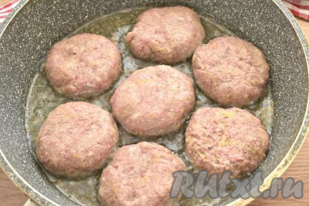 Разогреваем на сковороде растительное масло. Формируем круглые (или овальные) котлеты (у меня получилось 7 штук), выкладываем в очень хорошо прогретое масло.