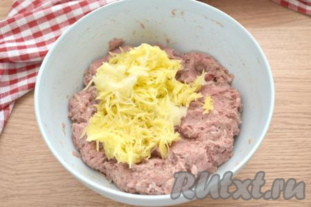 Очищаем картофель, лук и зубчик чеснока. Натираем картошину, луковицу и чеснок на мелкой тёрке, добавляем к фаршу.