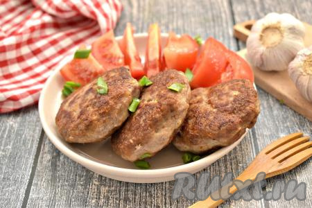 Мясные котлеты, приготовленные из фарша, картошки и манки, получились сочными, нежными, ароматными и, конечно же, вкусными. Подаём их со свежими овощами или любимым гарниром.