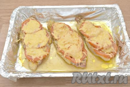 Противень со стейками ставим в разогретую до 180 градусов духовку на 30-35 минут. Ориентируйтесь на свойства своей духовки.