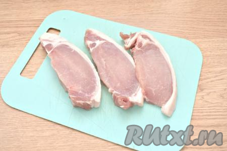 Свинину ополаскиваем водой, обсушиваем, а затем нарезаем вдоль на порционные кусочки шириной примерно 1,5-2 сантиметра.