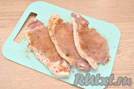 Отбитые кусочки свинины со всех сторон натираем солью, чёрным молотым перцем и приправой для мяса.