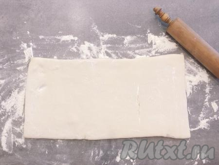 Затем соединяем грибы и картофель, перемешиваем и наша начинка готова, даём ей немного остыть.&nbsp;Присыпаем стол мукой и раскатываем тесто в прямоугольный пласт. Раскатываем до средней толщины, слишком тонко раскатывать не нужно.