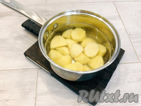 Картофель промываем, очищаем от кожуры и отвариваем в подсоленной воде до готовности (в течение минут 20-25 после закипания). Я добавила в кипящую воду несколько листиков лаврового листа и парочку горошин душистого чёрного перца, они придадут приятный пряный аромат картофелю.