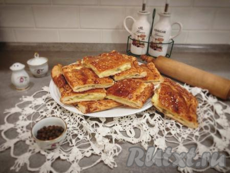 Отправляем пирог в разогретую до 170 градусов духовку на 20-25 минут (до румяности). Затем достаём, остужаем, нарезаем и подаём к столу.