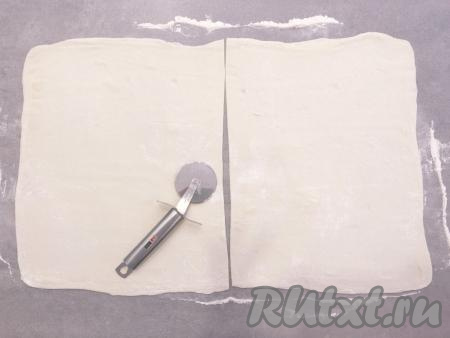 ​​​​​Затем разрезаем получившийся пласт на две равные части.