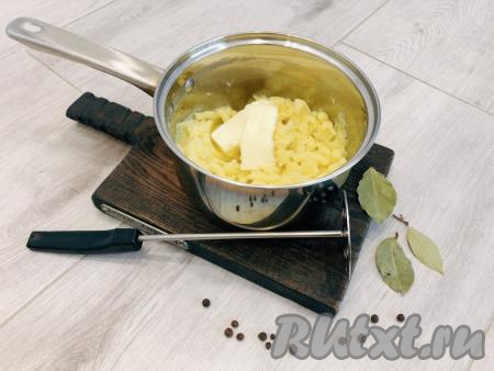​​​​​​После окончания варки сливаем воду. Картофель при помощи толкушки превращаем в пюре, добавив сливочное масло.