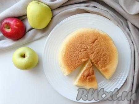 Выпекаем японский хлопковый чизкейк на режиме "Верх-низ" без конвекции 80-90 минут. За это время чизкейк должен хорошо подняться, а верхушка - зарумяниться. По истечении указанного времени выключаем духовку, но дверцу не открываем ещё минут 30. Через 30 минут можно чуть-чуть приоткрыть дверцу и оставить форму в духовке ещё минут на 20. Такие меры предосторожности нужны для того, чтобы чизкейк не осел из-за резкого перепада температур. По истечении времени можно достать чизкейк из духовки, извлечь его из формы, полностью остудить и подавать к столу.&nbsp;