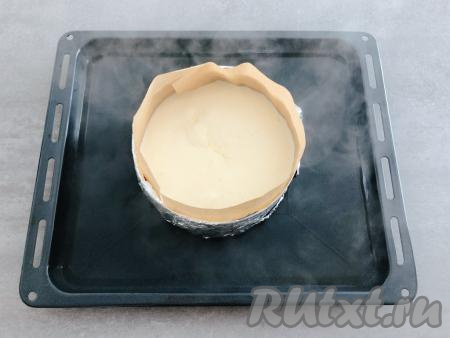 В противень наливаем горячую воду, заполняя его примерно на 1,5-2 сантиметра, и всю эту конструкцию помещаем на нижний ярус духовки, разогретой до 150 градусов.