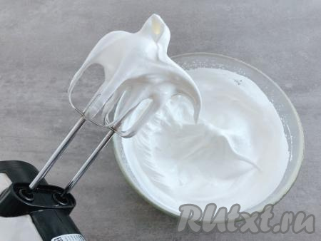 Затем скорость миксера увеличиваем до максимума и постепенно добавляем сахар, не прекращая взбивать миксером. Взбиваем белки на максимальной скорости до появления упругих пиков (у меня на это ушло примерно 3-4 минуты).