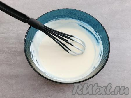 Перемешиваем масло с сыром и сливками с помощью венчика до однородности. Через несколько минут, когда сырная смесь станет однородной, снимаем чашу с водяной бани и отставляем в сторону.