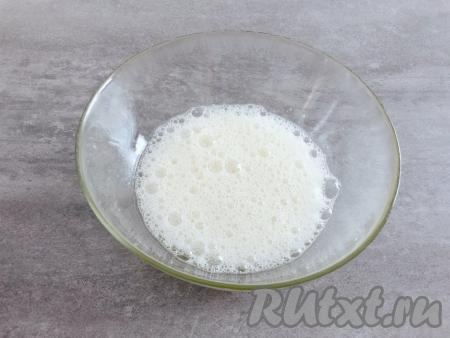 К белкам добавляем щепотку соли и несколько капель лимонного сока, взбиваем 1 минуту на низкой скорости миксера (до появления пенки).