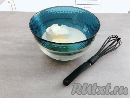 В отдельную миску (или кастрюлю) наливаем кипяток, сверху ставим чашу с сыром, маслом и сливками и сразу начинаем перемешивать массу венчиком. Дно чаши с продуктами будет в кипятке. Получится импровизированная водяная баня. Дополнительный подогрев не потребуется, ведь продукты мы взяли комнатной температуры. Водяной пар даст достаточное количество тепла, чтобы все ингредиенты соединились в однородную гладкую массу.