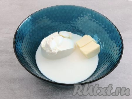 В достаточно глубокой чаше соединяем сливочный сыр, сливочное масло и сливки.&nbsp;