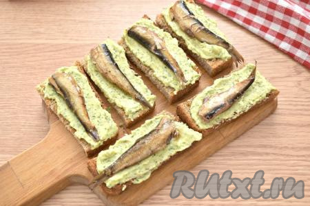 Каждый ломтик смазываем приготовленным соусом, а сверху кладём по 1-2 шпротинке.