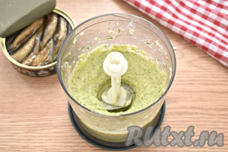 Включаем измельчитель. В процессе измельчения получается в меру густой, кремообразный соус нежной консистенции, приятного цвета.