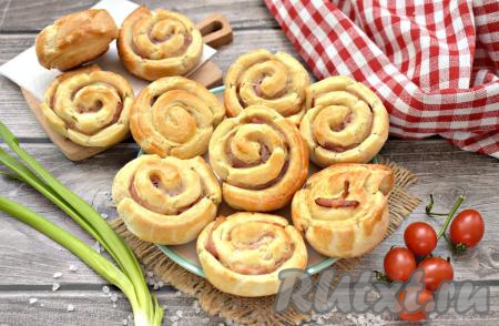 Слойки с беконом хороши и в тёплом виде, и в остывшем. Такая выпечка из слоёного теста получается мягкой, сытной и очень вкусной.