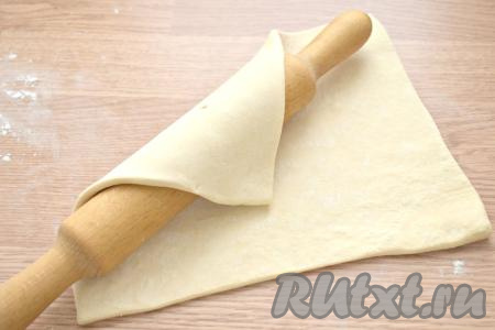 Поверхность стола присыпаем мукой, выкладываем пласт теста и немного раскатываем.