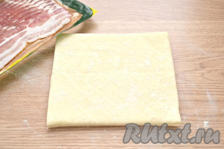 Пласт слоёного теста заранее достаём из морозилки и оставляем при комнатной температуре. Тесто должно разморозиться и стать достаточно мягким.