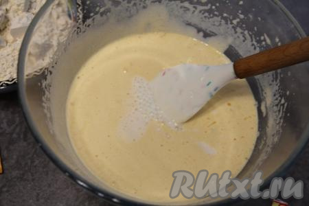 В получившуюся яичную смесь влить растительное масло и кефир, перемешать лопаткой до однородности.