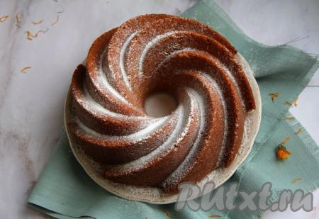 Достать форму с готовым кексом из духовки, слегка остудить в форме, затем вынуть из формы и полностью остудить. Перед подачей кекс, по желанию, посыпать сахарной пудрой.