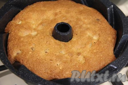 Выпекать кекс с орехами минут 45 при температуре 180 градусов. Готовность кекса проверить, проколов его сухой деревянной шпажкой (при прокалывании готового кекса на шпажке будут отсутствовать следы теста).