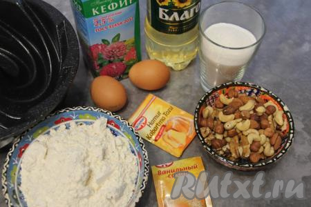 Подготовить продукты для приготовления кекса на кефире с орехами в духовке.