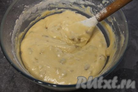 Перемешать тесто с орехами.