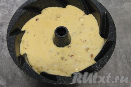 Форму для выпечки (я взяла форму диаметром 22 сантиметра) смазать маслом (силиконовую форму и литую форму можно маслом не смазывать). Тесто выложить в форму и поставить в разогретую духовку.&nbsp;