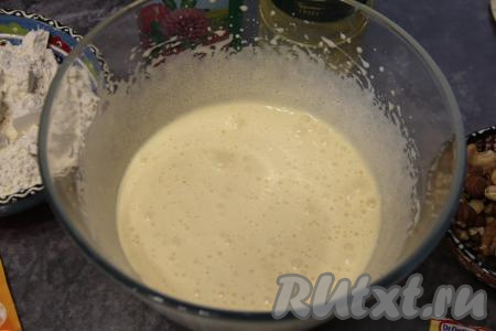 Взбить яйца с сахаром с помощью миксера в течение 5 минут (яичная смесь должна посветлеть и стать пышной).