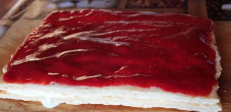 - второй корж, крем из маскарпоне, всё малиновое пюре;